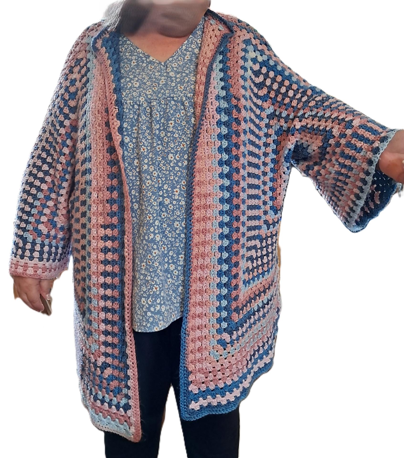 Jolie veste dans les tons roses et bleus
