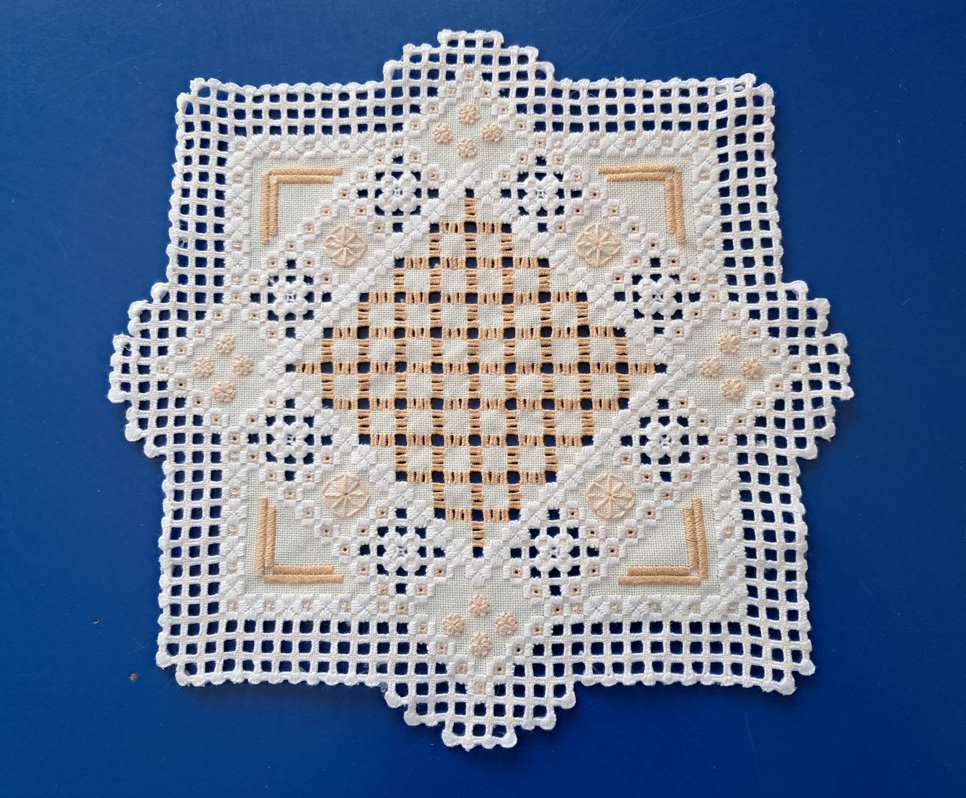 Un carré brodé avec patience et expérience