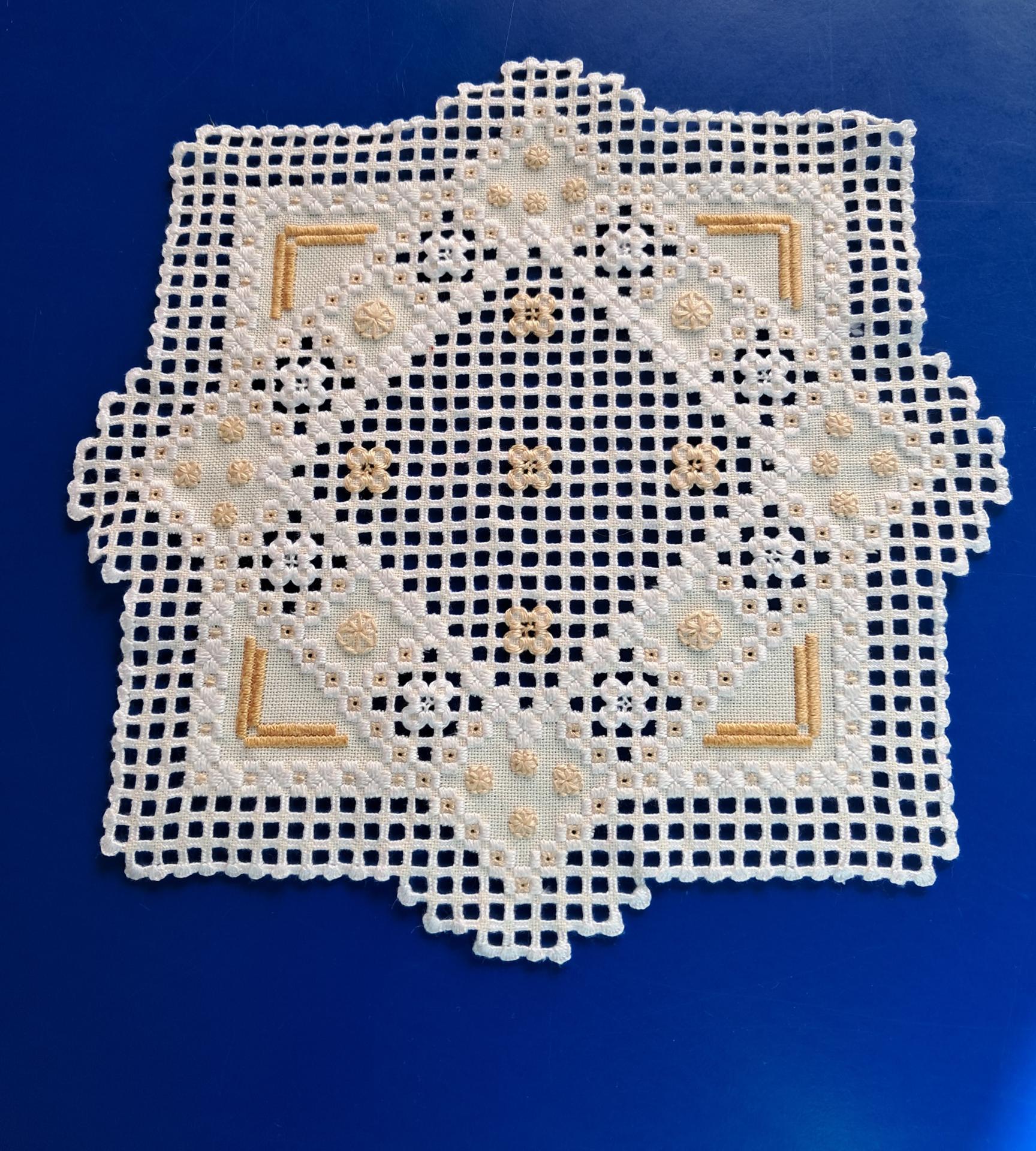 Un napperon carré où se mêlent expérience et patience !