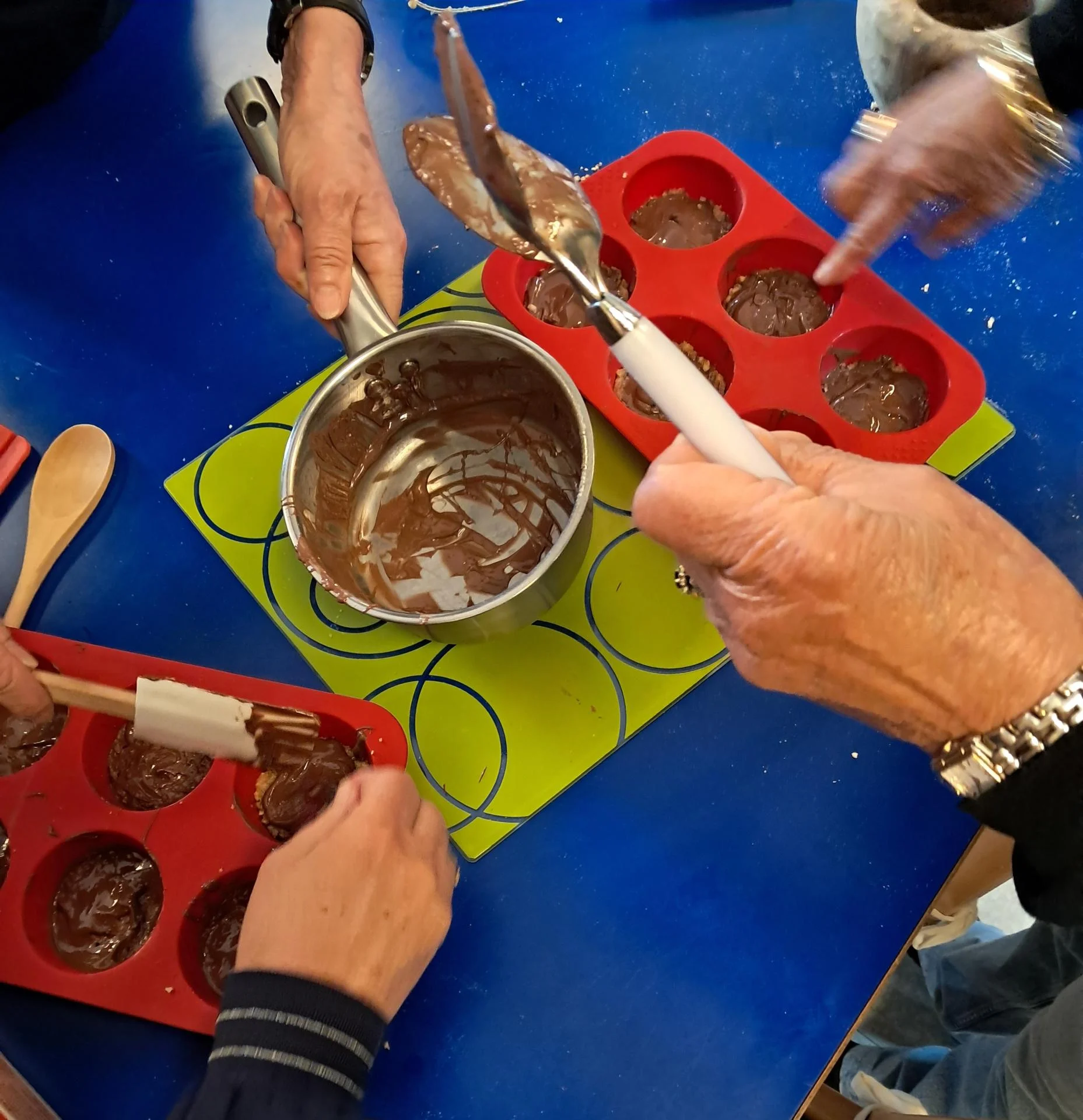 Dépose du chocolat sur le mélange biscuits/noix/noisettes/lait/beurre/sucre