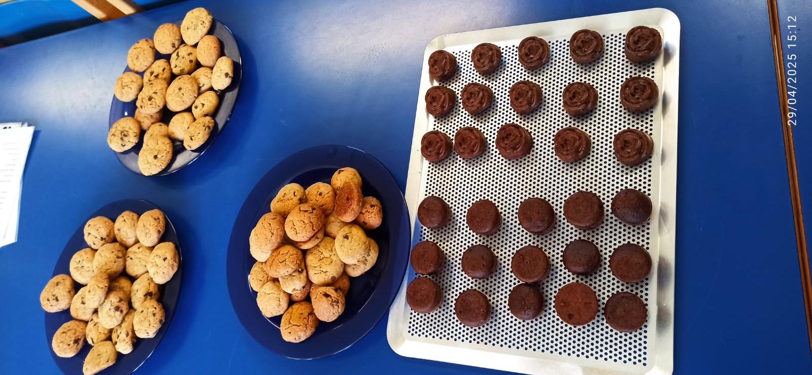 Les cookies et les bouchées en chocolat sont cuits !